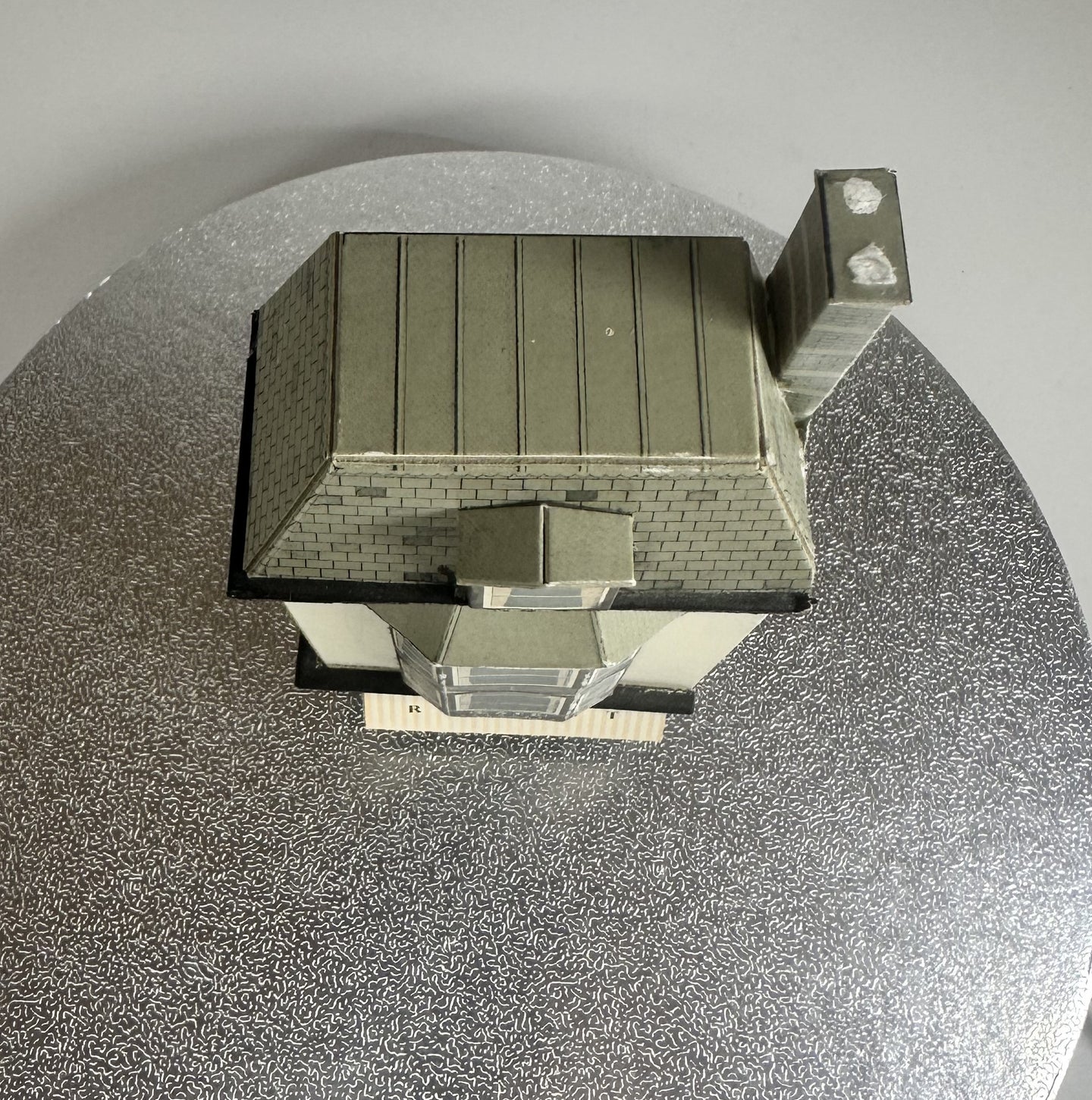 SH2027 - Shop Front, Low Relief (1:76)